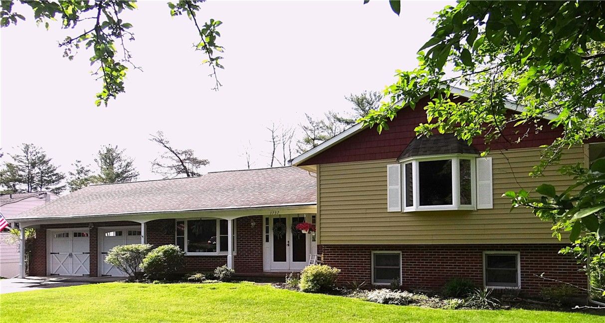 Attached, Exterior, Facade, Brick Facade, Split Level
