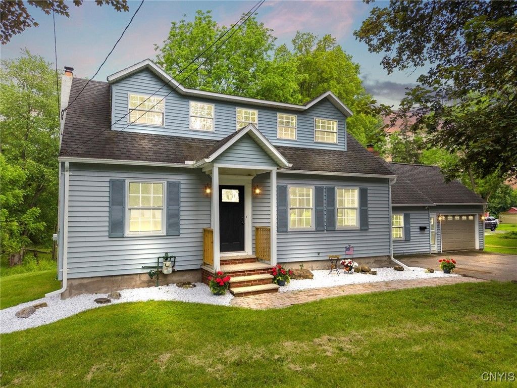 Attached, Exterior, Facade, Cape Cod