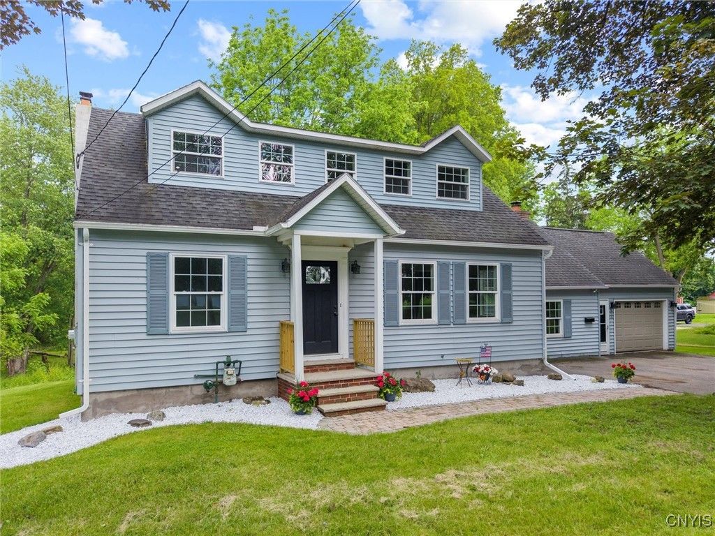 Attached, Exterior, Facade, Cape Cod