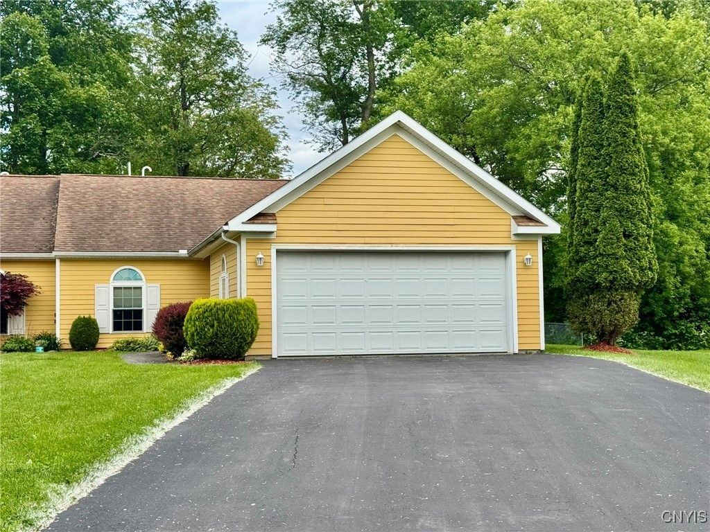 Attached, Exterior, Facade, Ranch