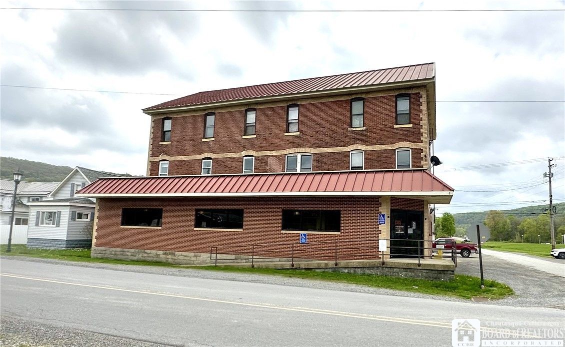 Exterior, Facade, Brick Facade, Chicago School