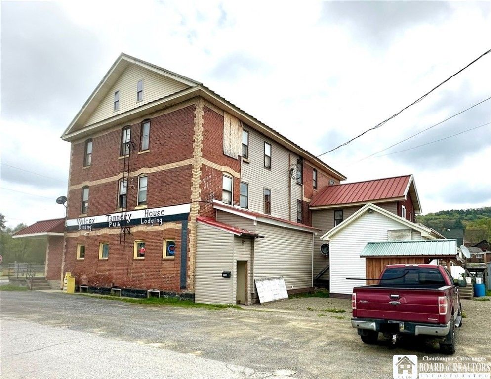 Exterior, Facade, Brick Facade, Queen Anne Victorian