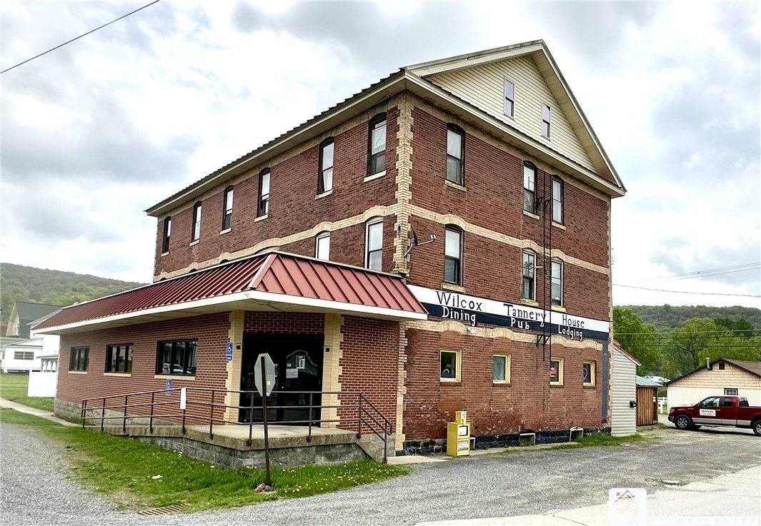 Exterior, Facade, Brick Facade, Georgian