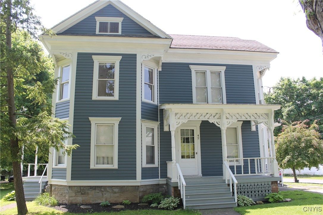 Exterior, Facade, Queen Anne Victorian