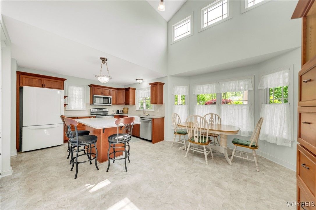 Dining room, Interior, Kitchen, Pendant Lights, Stainless Steel Appliances