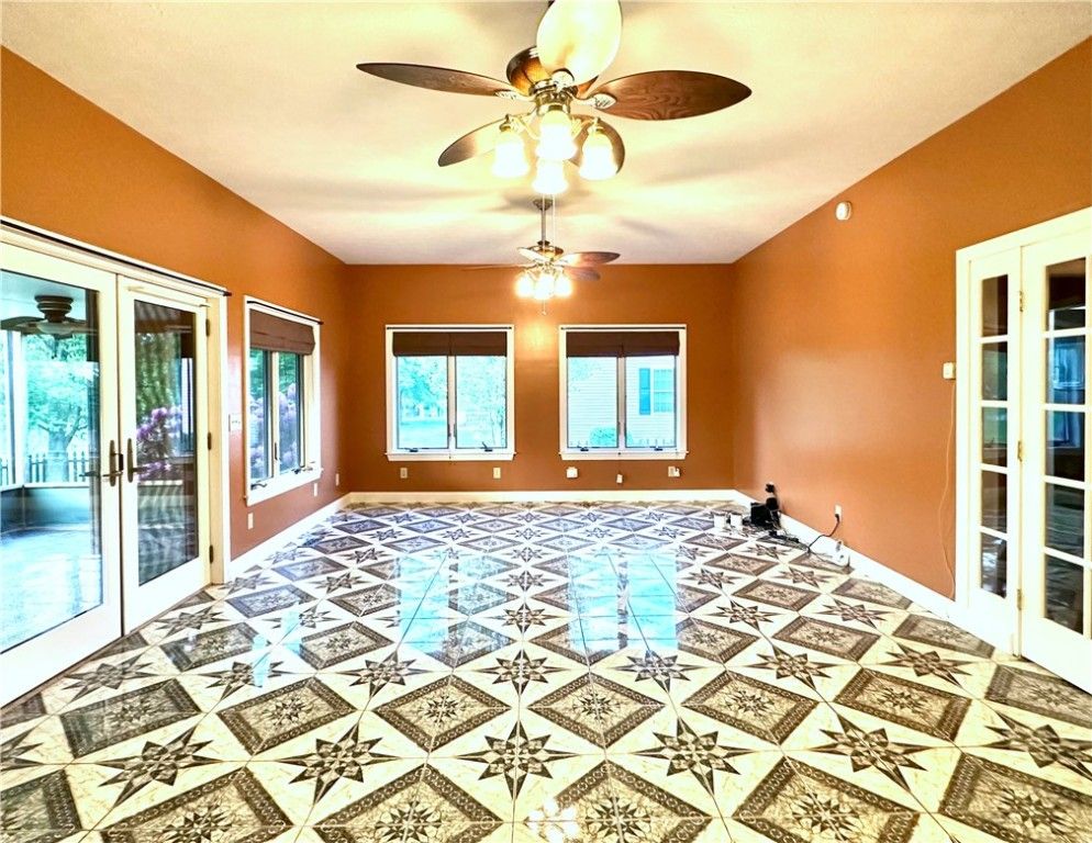 Empty room, Interior