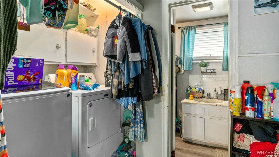 Interior, Washer, Wood Texture Flooring