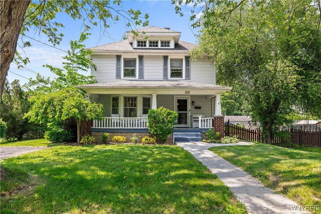 Exterior, Facade, American Foursquare