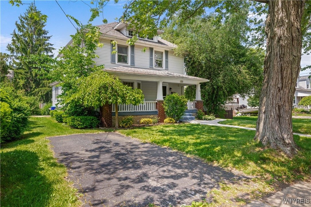 Exterior, Facade, American Foursquare