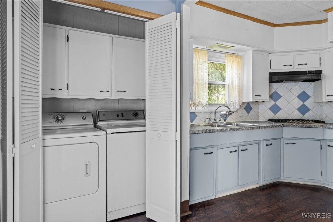 Interior, Utility Closets, Washer, Wood Texture Flooring