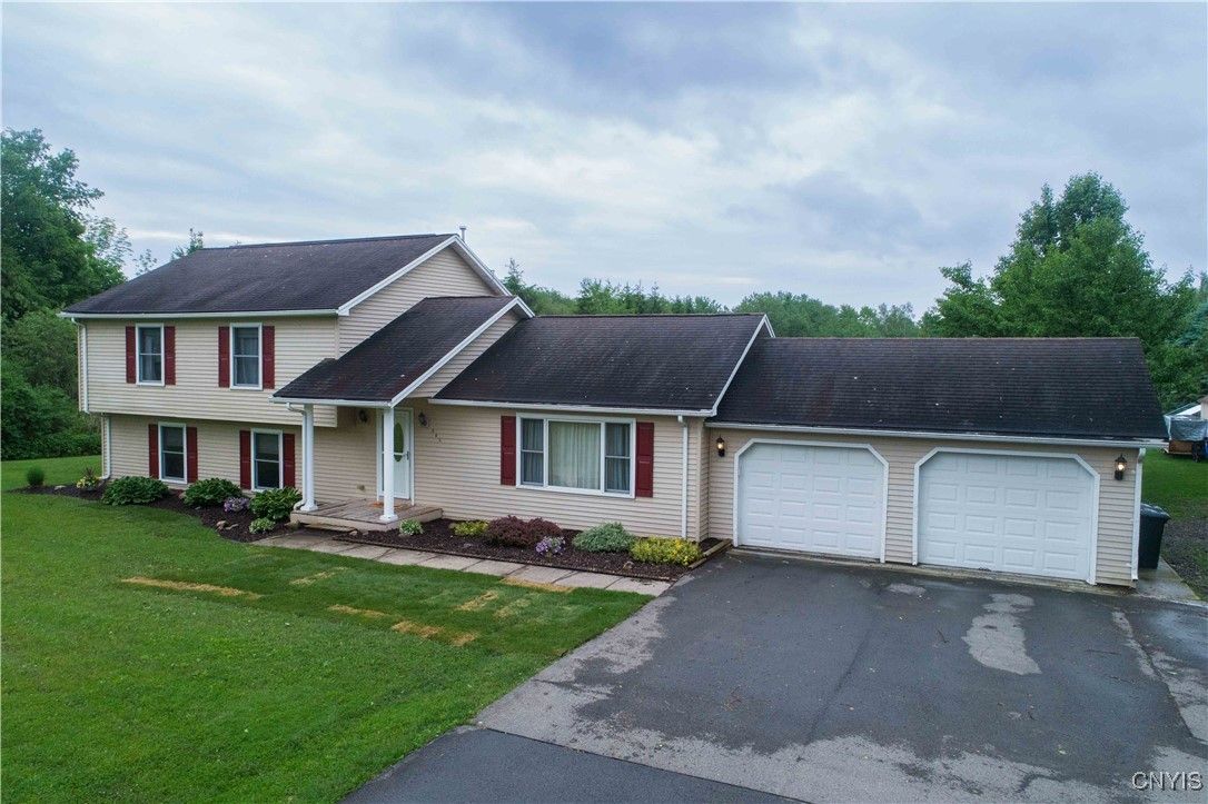 Attached, Exterior, Facade, Farmhouse