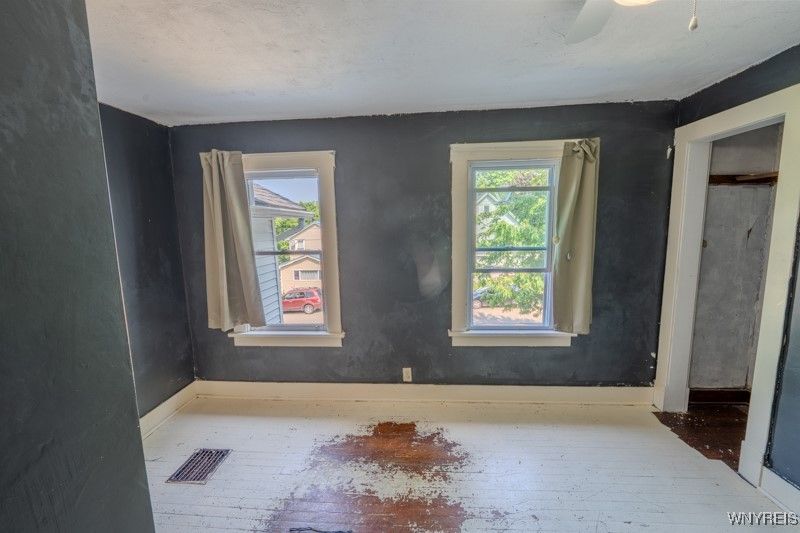 Empty room, Interior