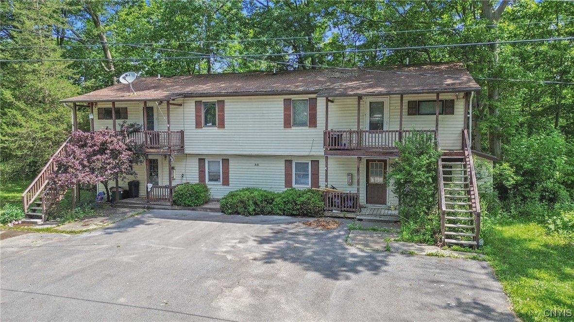 Exterior, Facade, Raised Ranch