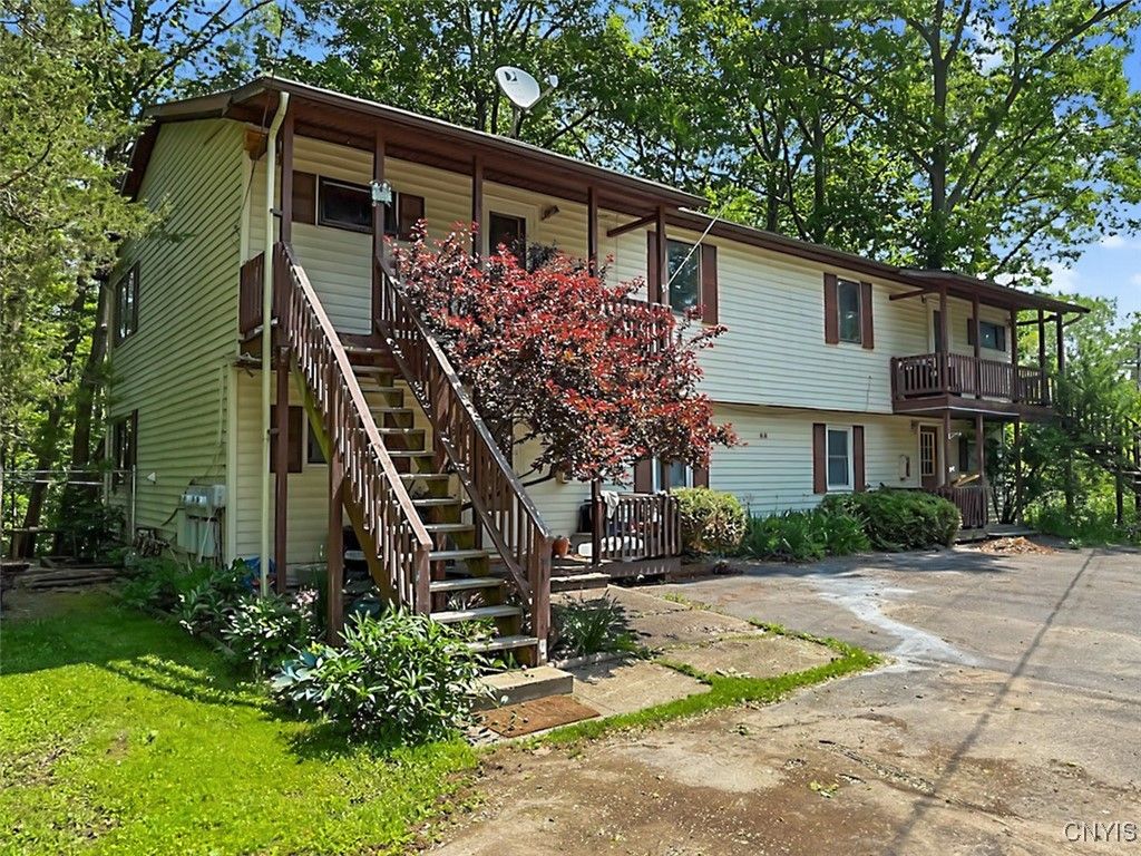 Exterior, Facade, Raised Ranch