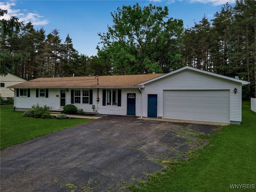 Attached, Exterior, Facade, Ranch