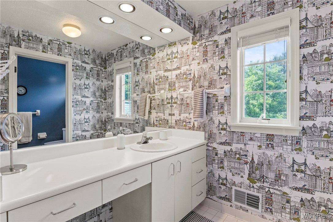Bathroom, Dual Sink Vanities, Interior, Recessed Lighting
