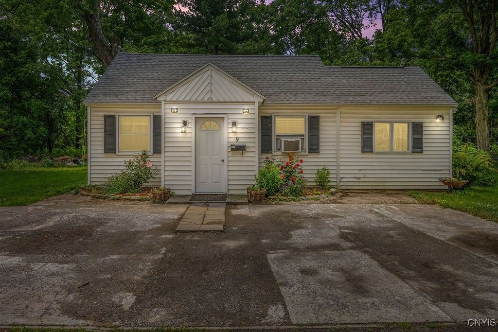 Exterior, Facade, Cape Cod