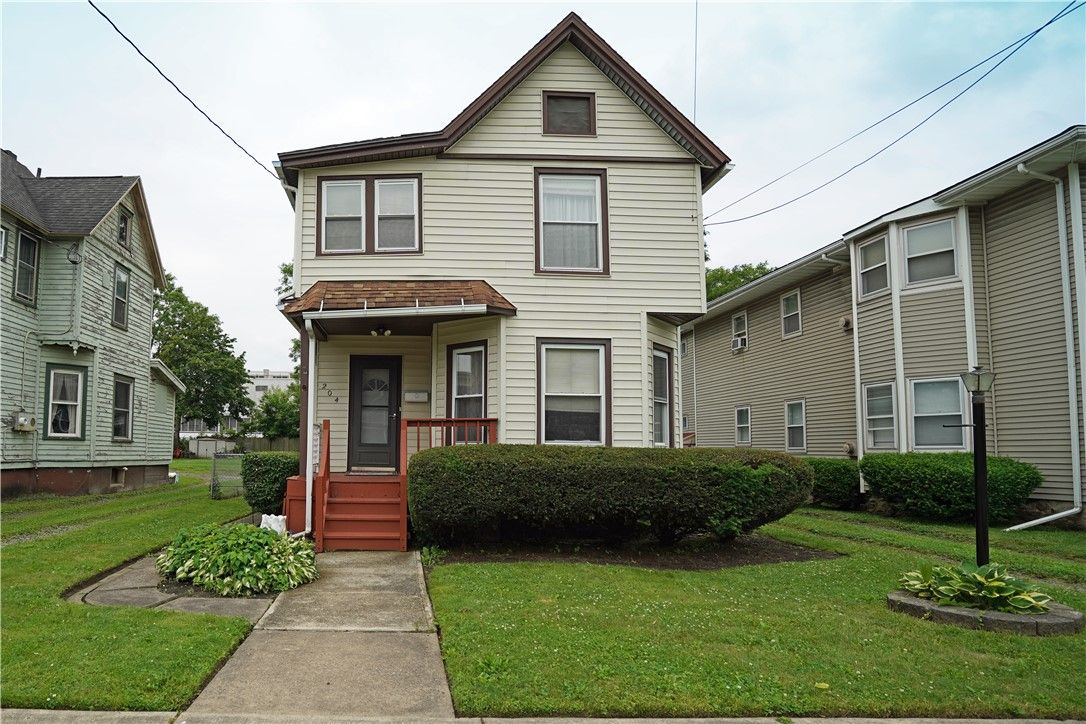 Exterior, Facade, Queen Anne Victorian