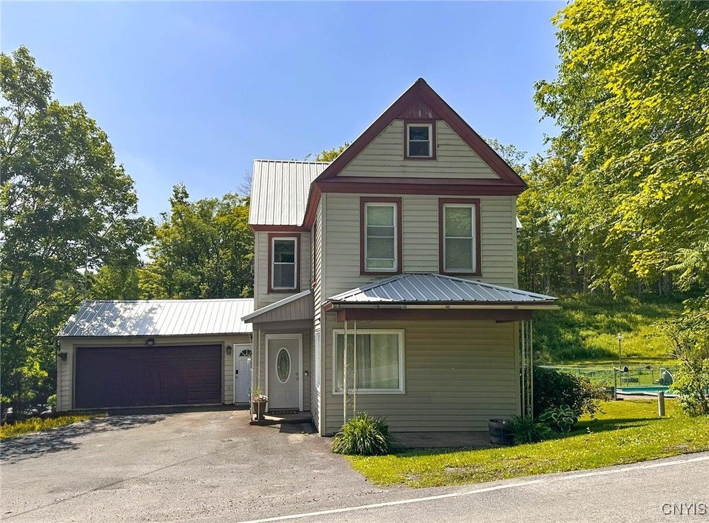 Attached, Exterior, Facade, Queen Anne Victorian
