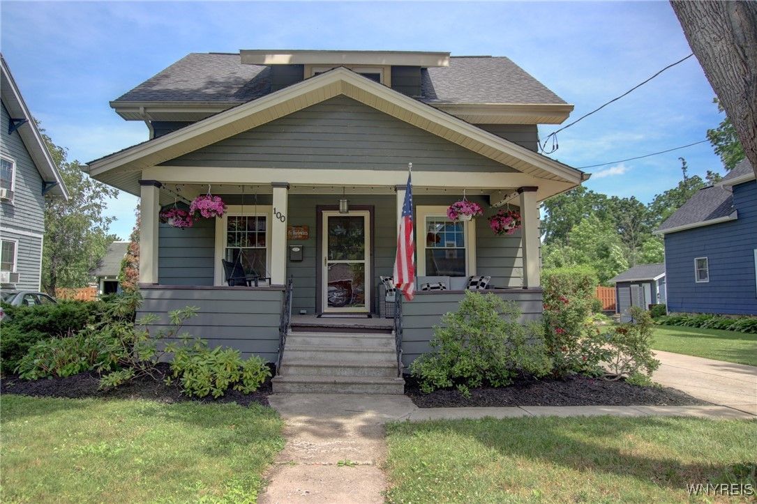 Exterior, Facade, American Foursquare