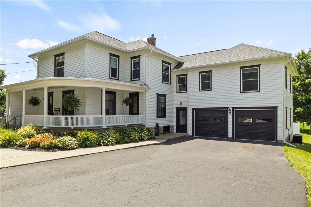 Attached, Exterior, Facade, Farmhouse