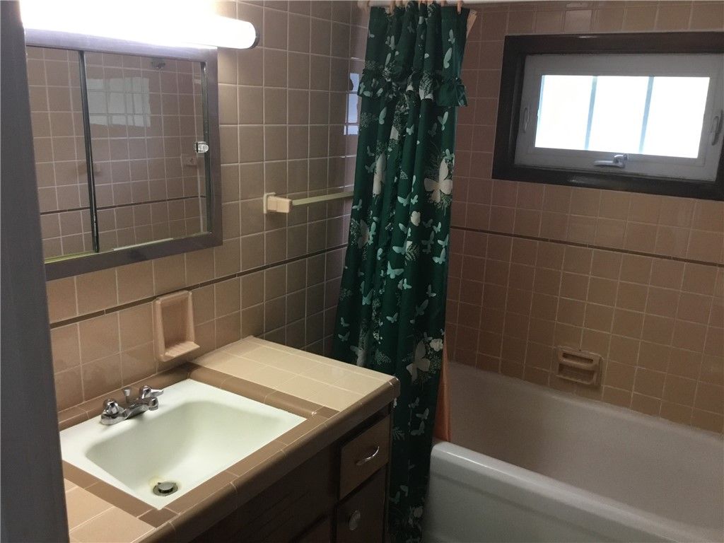 Bathroom, Interior, Tile Countertops