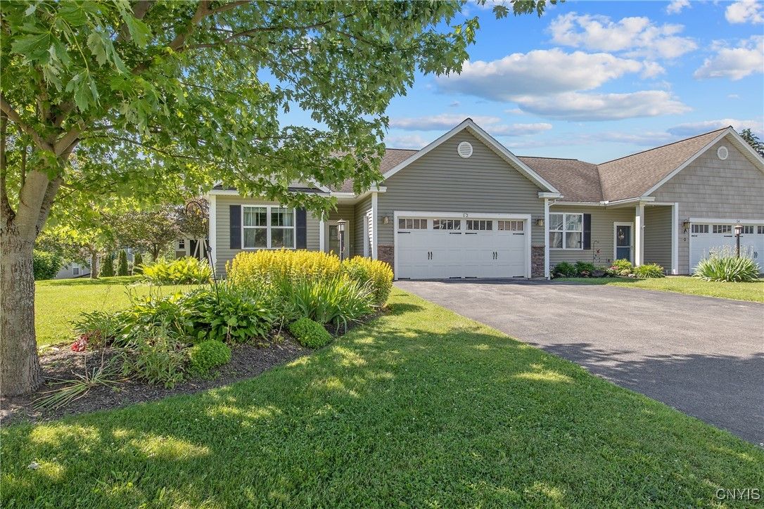 Attached, Exterior, Facade, Ranch