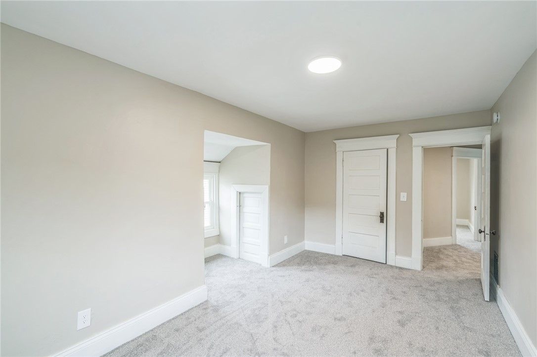 Empty room, Interior