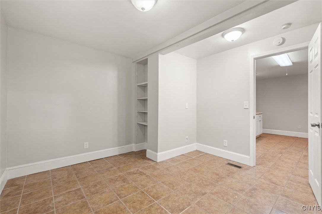 Empty room, Interior