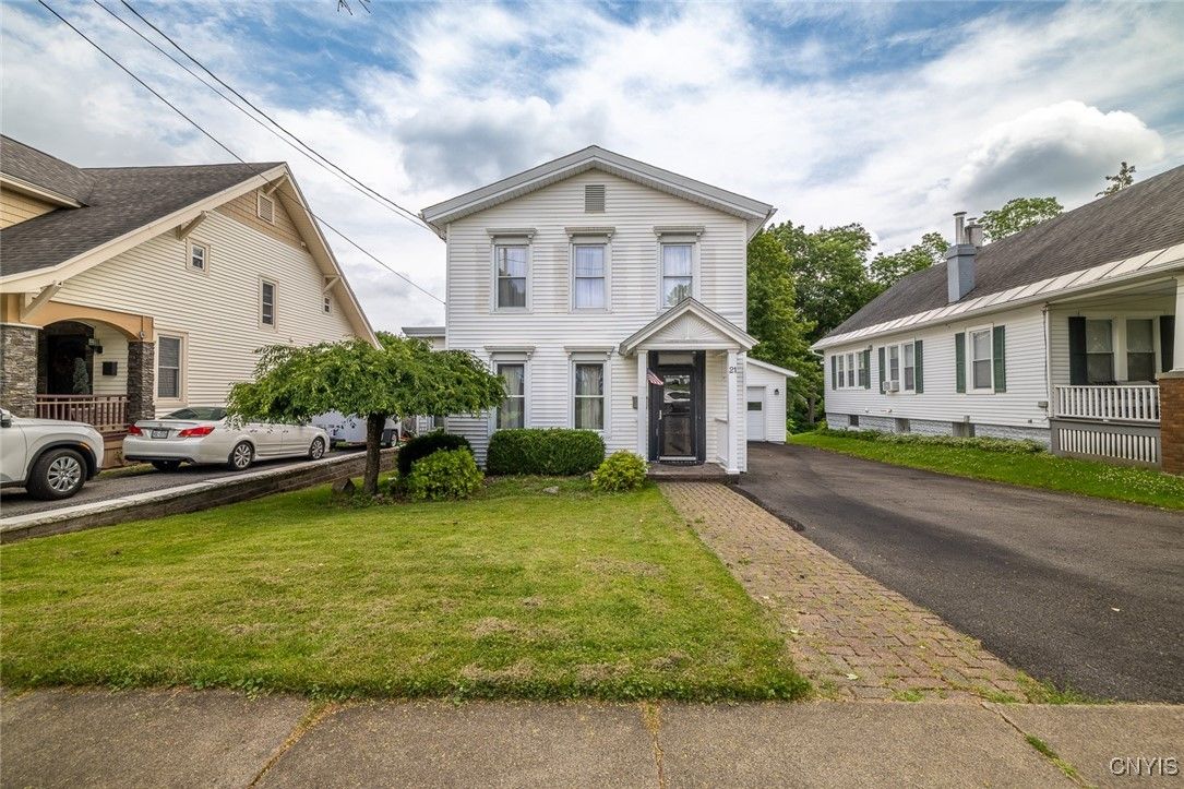 Attached, Exterior, Facade, Queen Anne Victorian