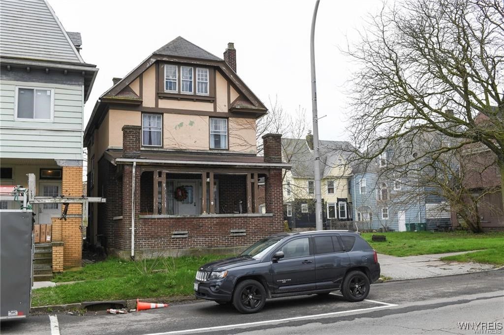 Exterior, Facade, Brick Facade, Queen Anne Victorian