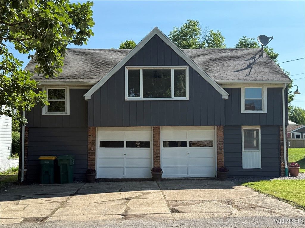 Attached, Exterior, Facade, Split Level