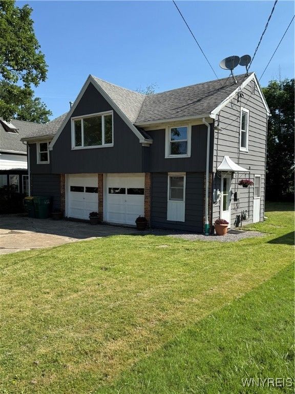 Attached, Exterior, Facade, Split Level