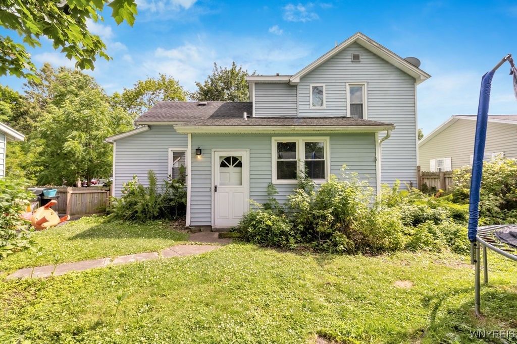 Backyard, Exterior, Facade, Queen Anne Victorian