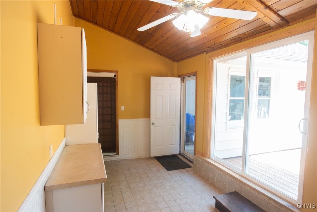 Empty room, Interior, Wooden Ceilings