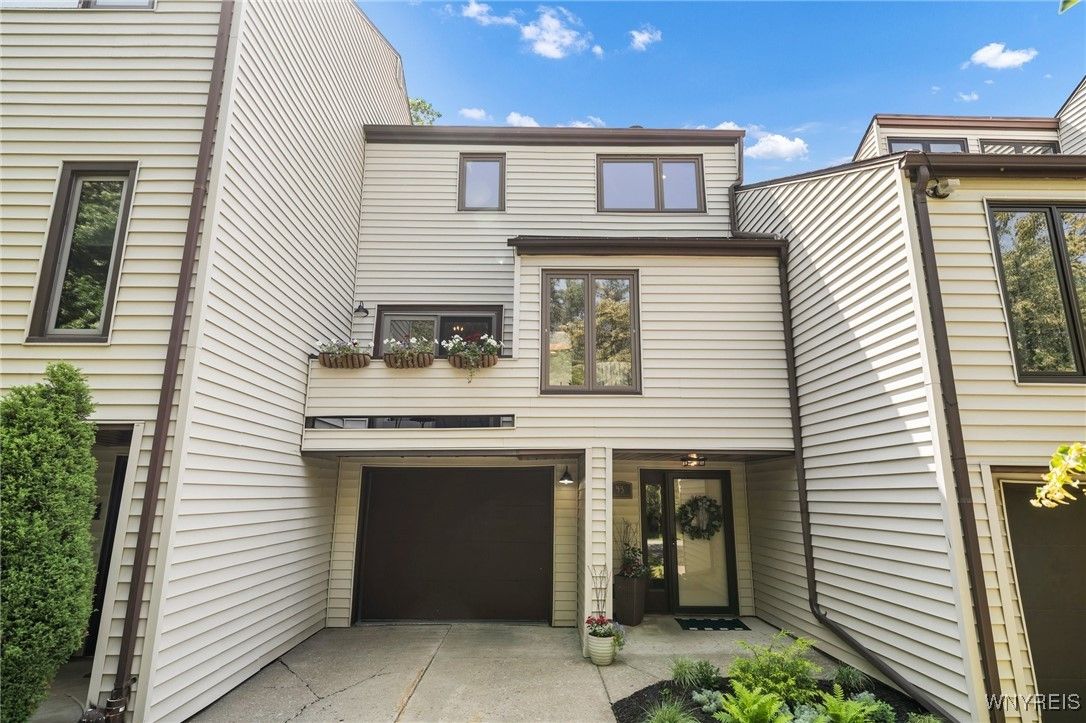 Attached, Exterior, Facade, Rowhouse