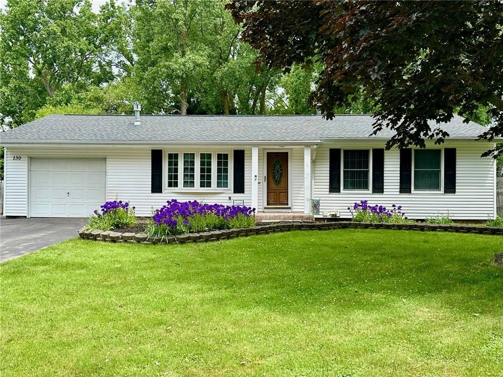 Attached, Exterior, Facade, Ranch