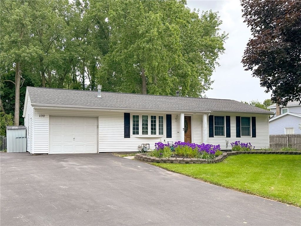 Attached, Exterior, Facade, Ranch