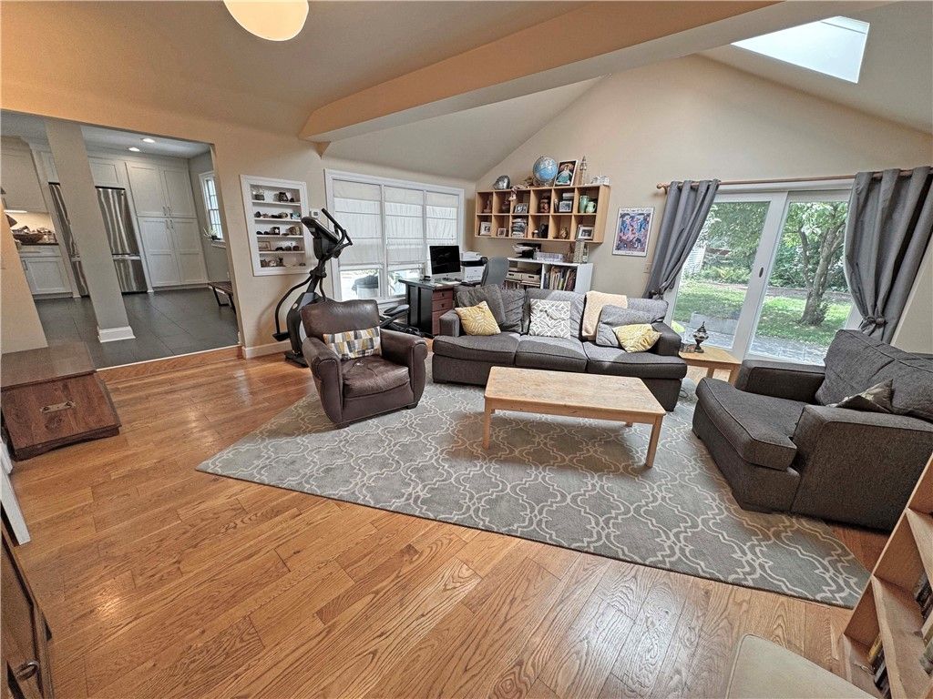 Fitness Equipment, Interior, Living room, Recessed Lighting, Wood Texture Flooring