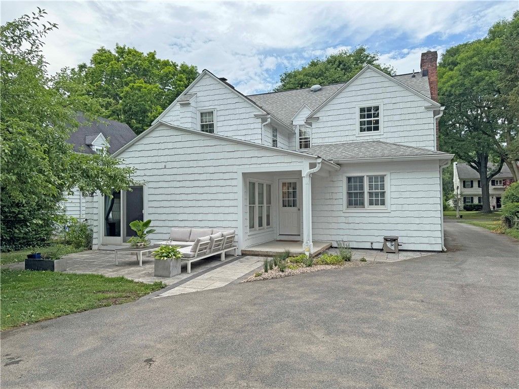 Exterior, Facade, Farmhouse