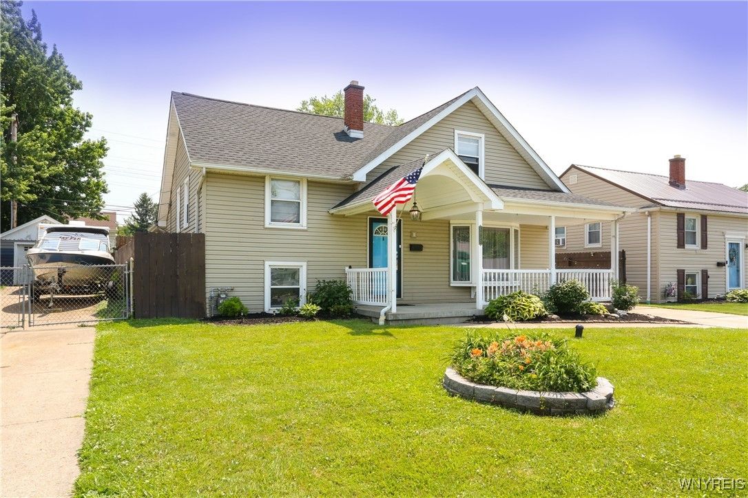 Backyard, Exterior, Facade, Queen Anne Victorian
