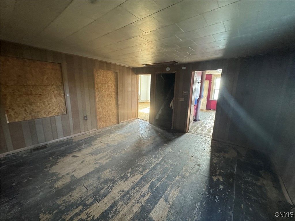 Empty room, Interior