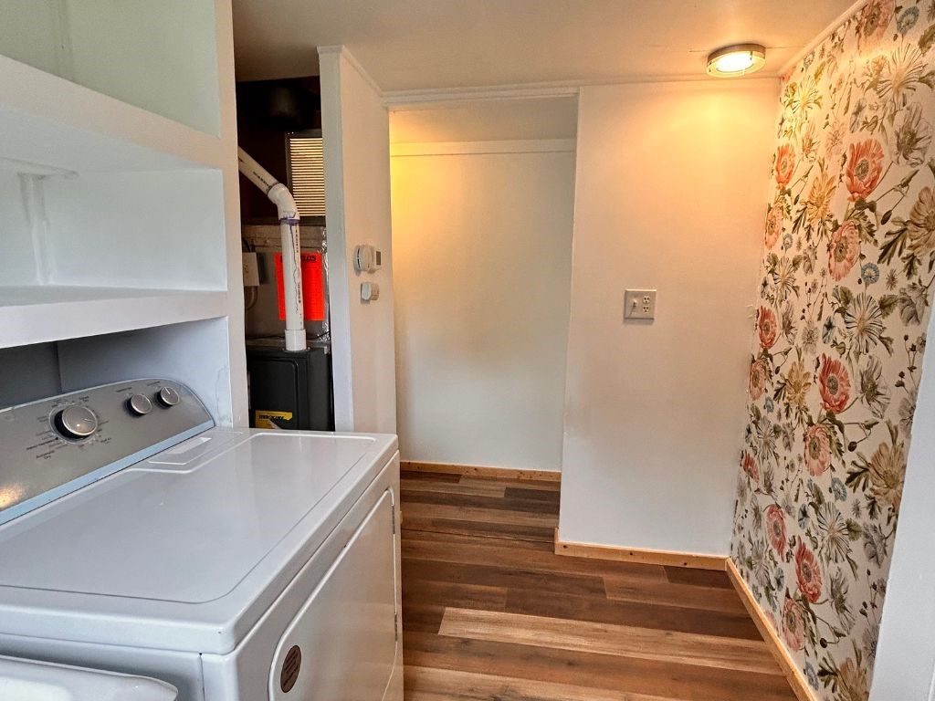 Interior, Utility Closets, Washer, Wood Texture Flooring