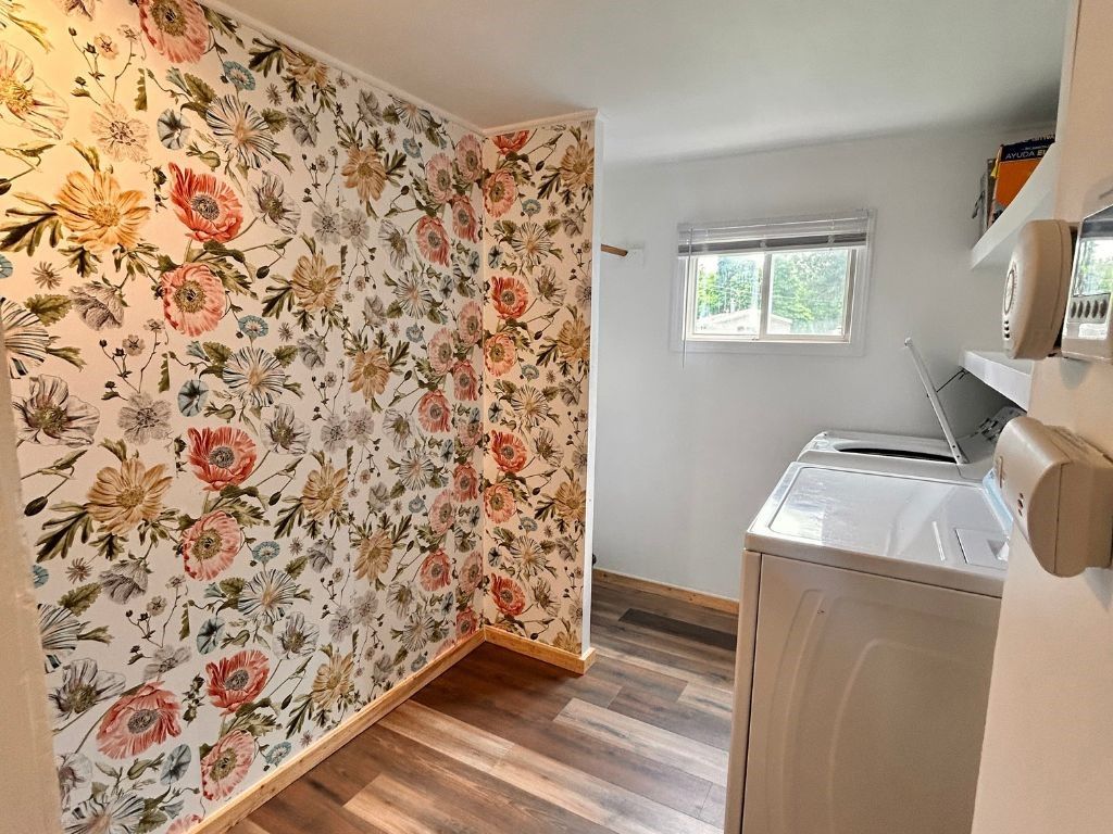 Interior, Washer, Wood Texture Flooring