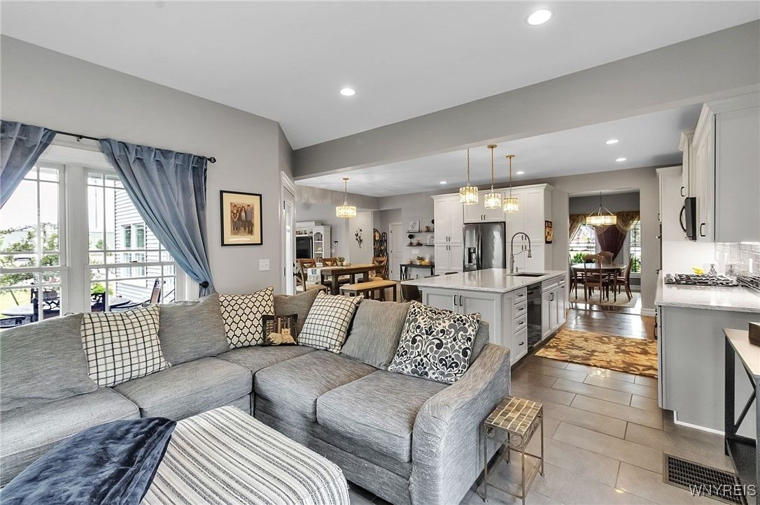 Dining room, Interior, Kitchen, Living room, Pendant Lights, Recessed Lighting, Stainless Steel Appliances