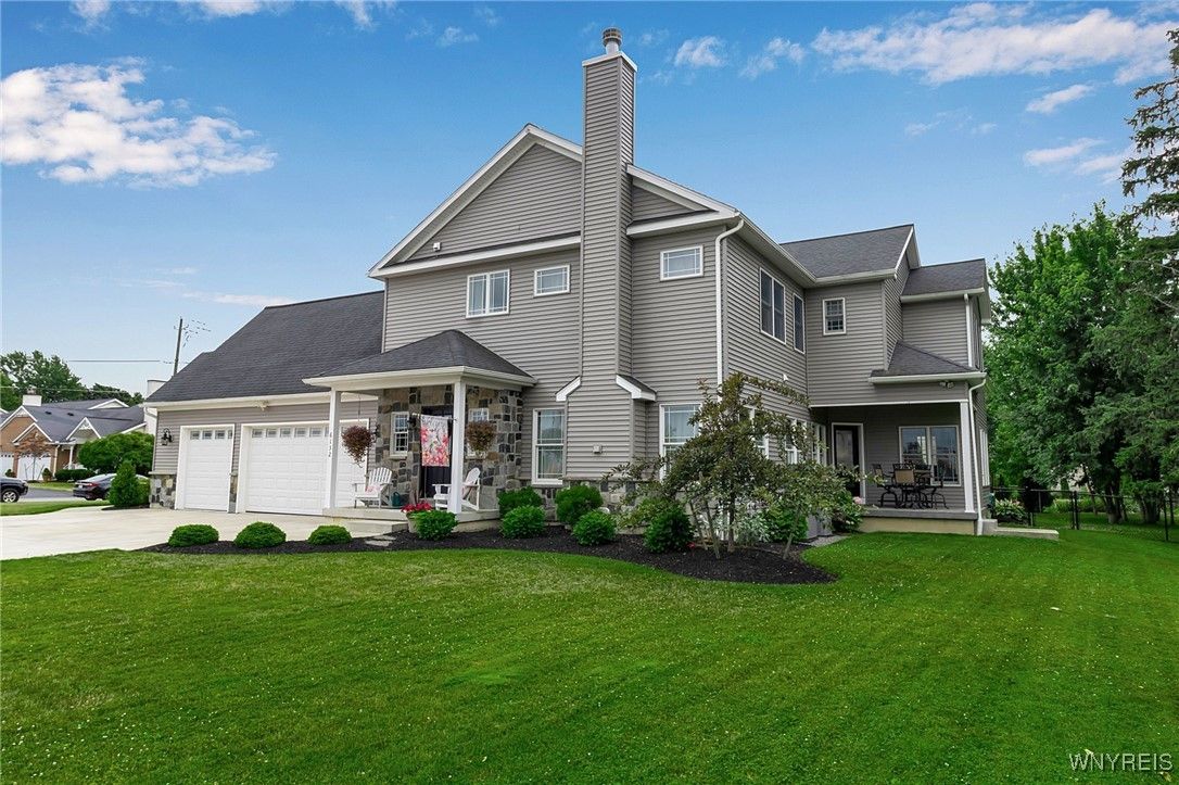 Attached, Backyard, Exterior, Facade, Queen Anne Victorian