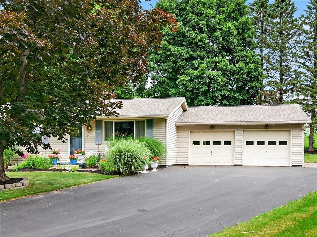 Attached, Exterior, Facade, Ranch