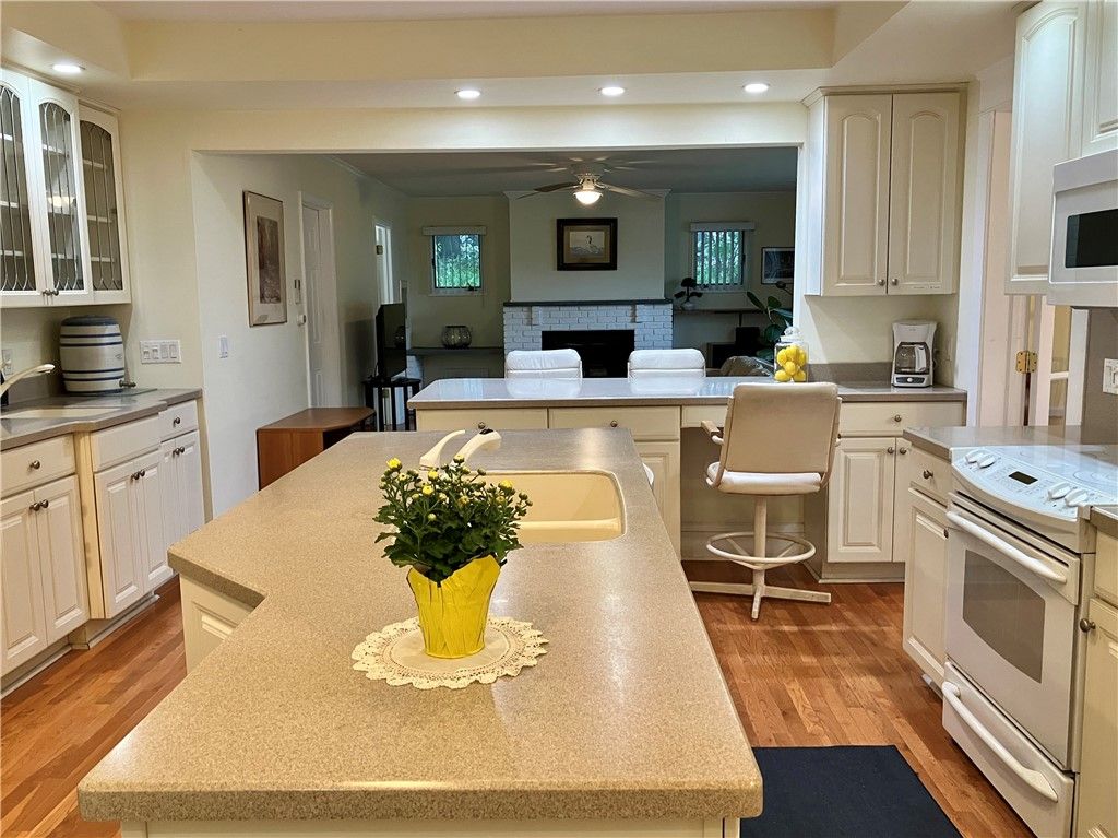 Dining room, Interior, Kitchen, Recessed Lighting, Wood Texture Flooring