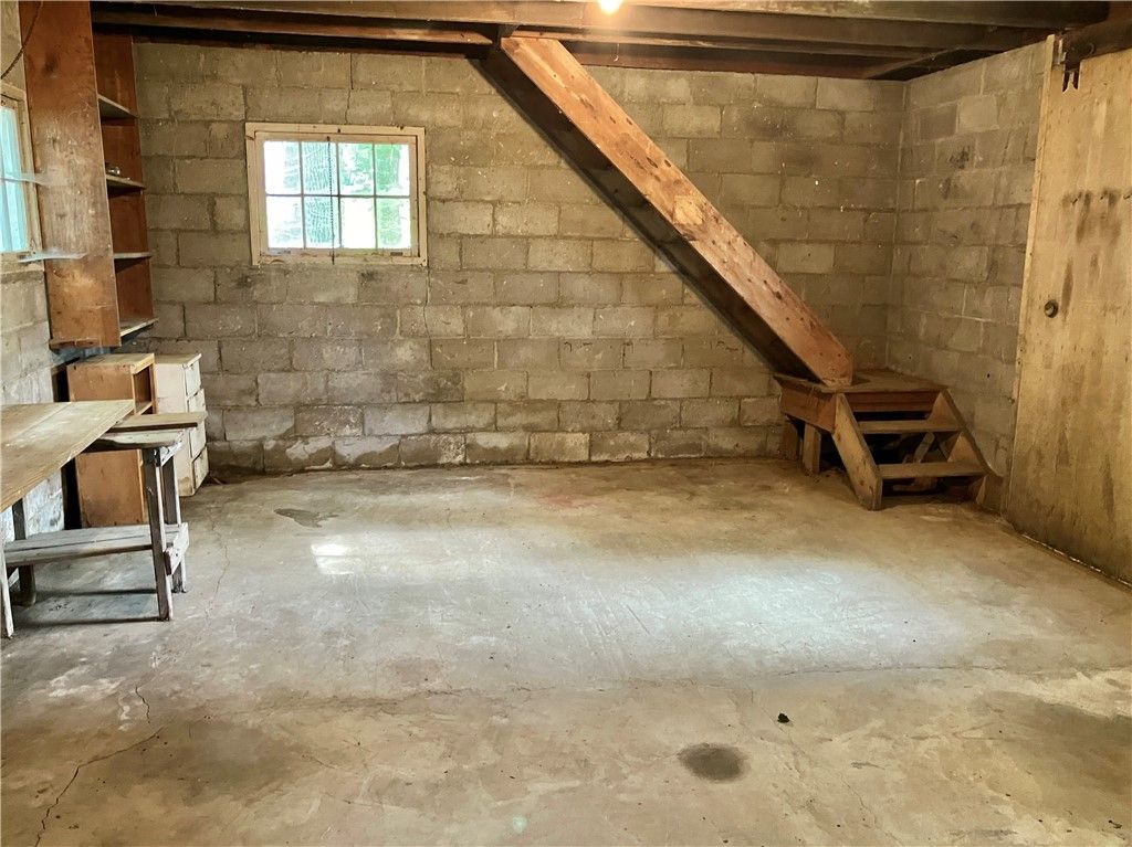 Empty room, Interior, Stone Walls, Wooden Beams
