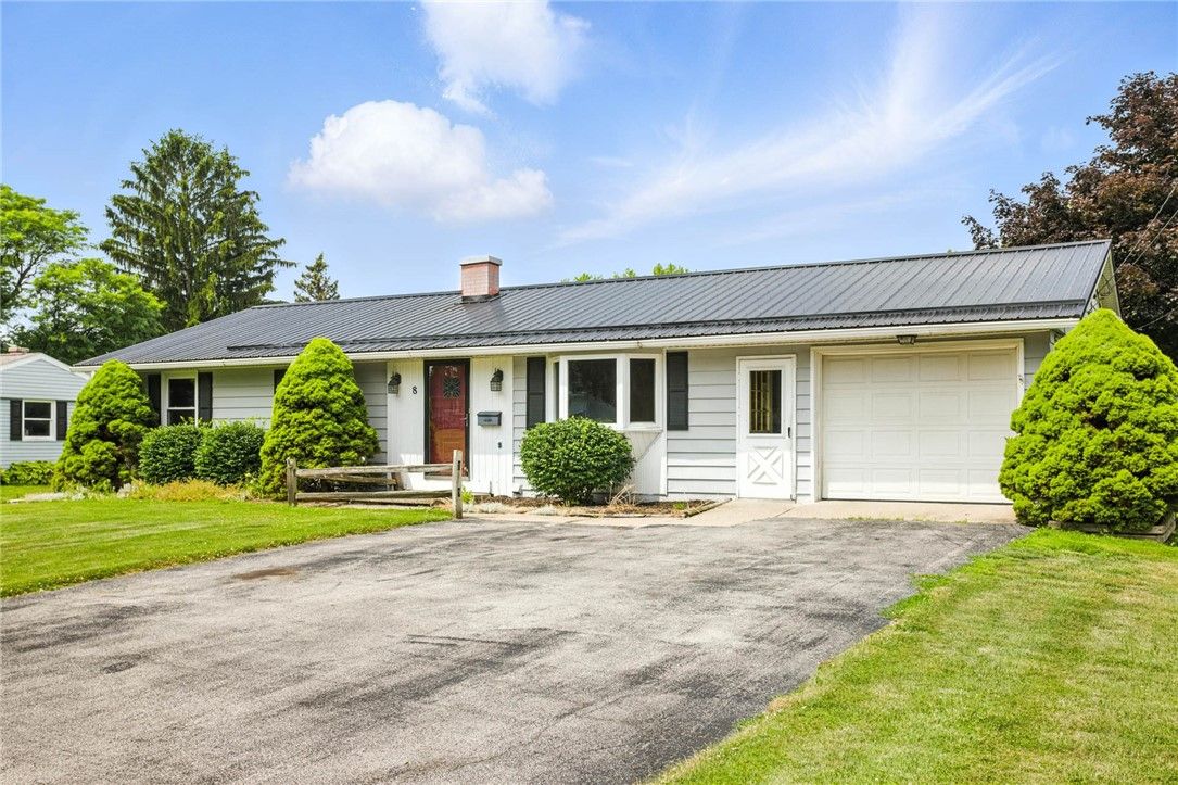 Attached, Exterior, Facade, Ranch